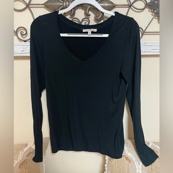 Express Tops - Express Black Long Sleeve V-Neck T-Shirt, size xs